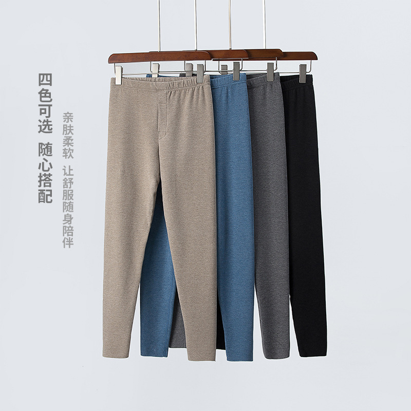 Anh ta mặc một cái xe trượt cỡ lớn.