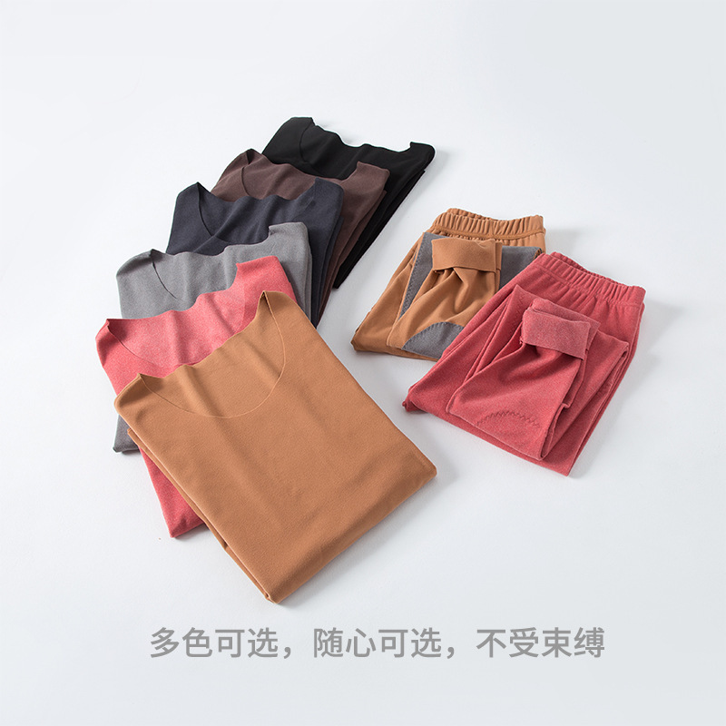 Một người đàn ông với một cổ áo cocomort với một lớp nhung dày và một lớp lông dài bảo vệ đầu gối.
