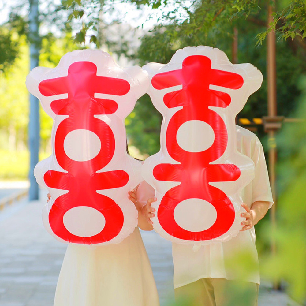 The red-coloured photo prop, the super-high-titted ballooner with the wedding room for the engagement party.