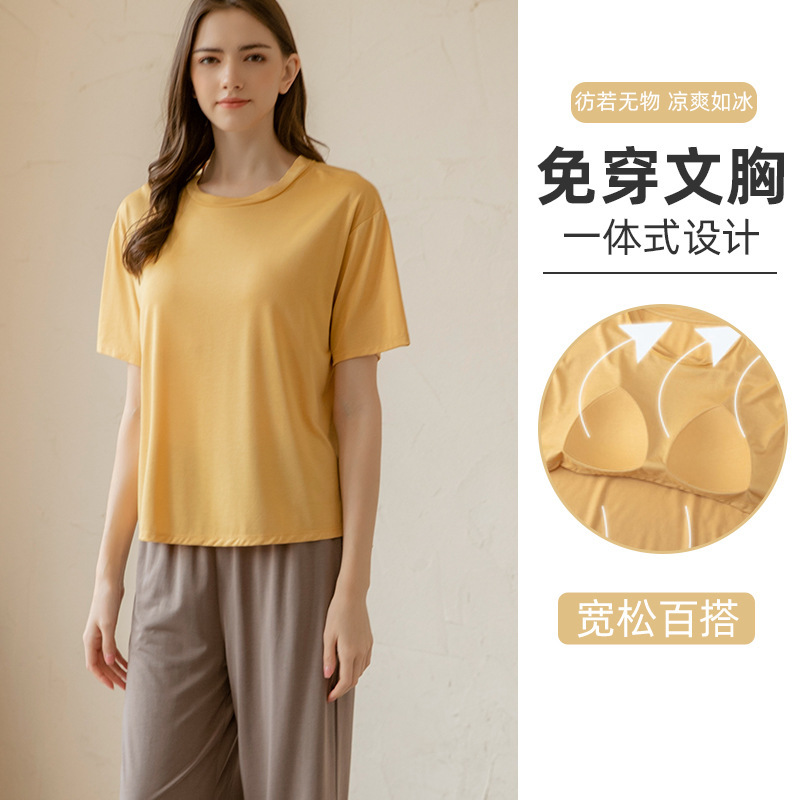 Một bộ đồ lông ngắn với một áo ngực và một áo ngực bình thường và một bộ đồ khỏa thân da người