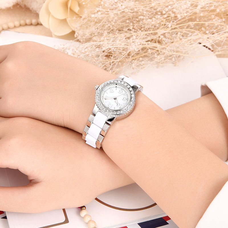 Customize the little gift table with a classic coating of the star's fair and fashion palette against the aqueous alloy watch.
