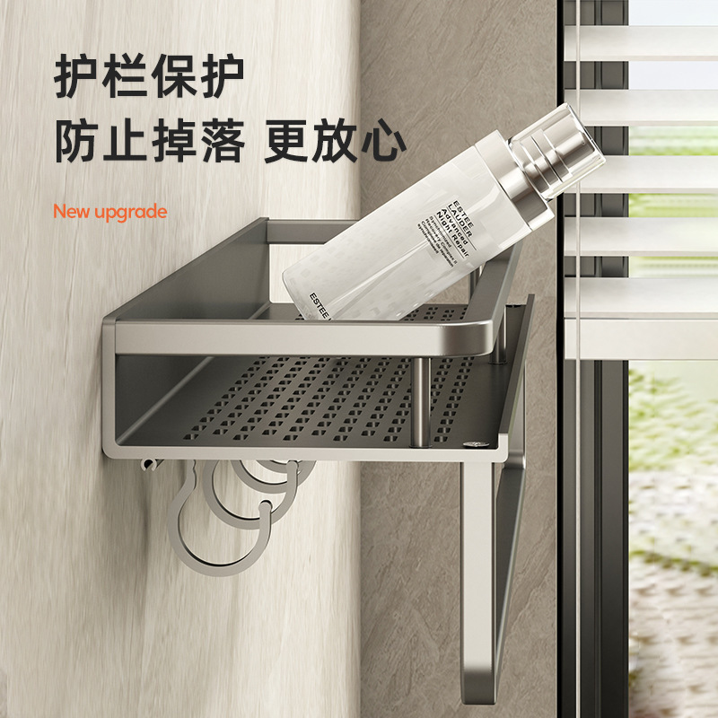 Phòng tắm tùy chỉnh của nhà máy trống không có toilet và toilet rửa tường bằng mỹ phẩm trên tường.