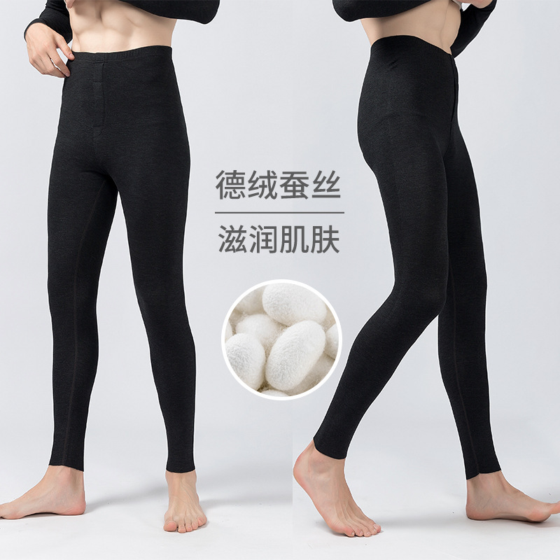 Anh ta mặc một cái xe trượt cỡ lớn.