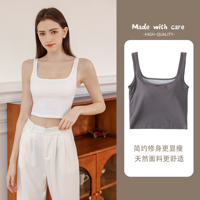 Cô ấy mặc áo sơ mi da sau lưng, phía ngoài ngực với một sợi dây da nóng.