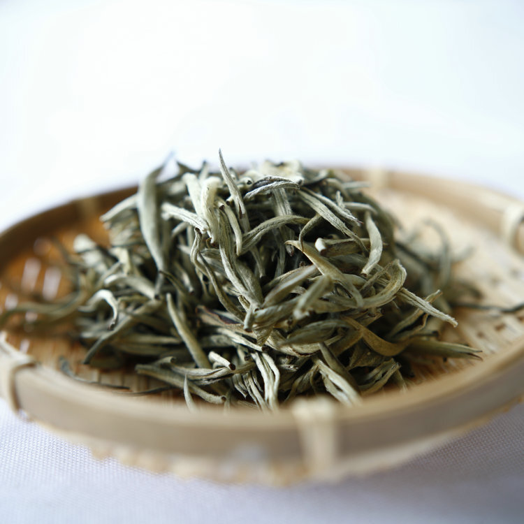 ♪ Cho trà trắng và kim bạc