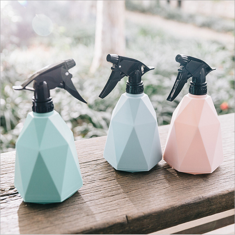 phun nước từ một bi-đông phun với một bình xịt thuốc xịt có mùi hôi