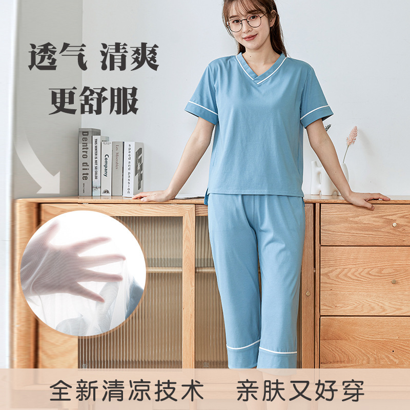 2023 tiếng kêu của mùa hè trong một cái áo ngủ bảy màu băng có thể mặc bên ngoài.