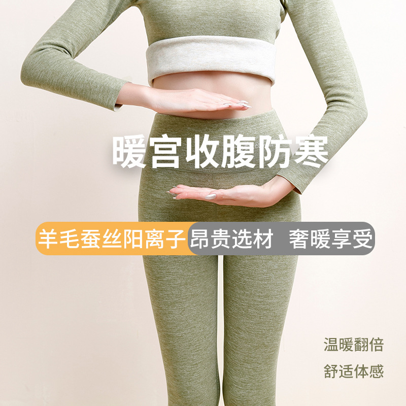 Cô ấy mặc quần lọt khe bó với da ở eo.