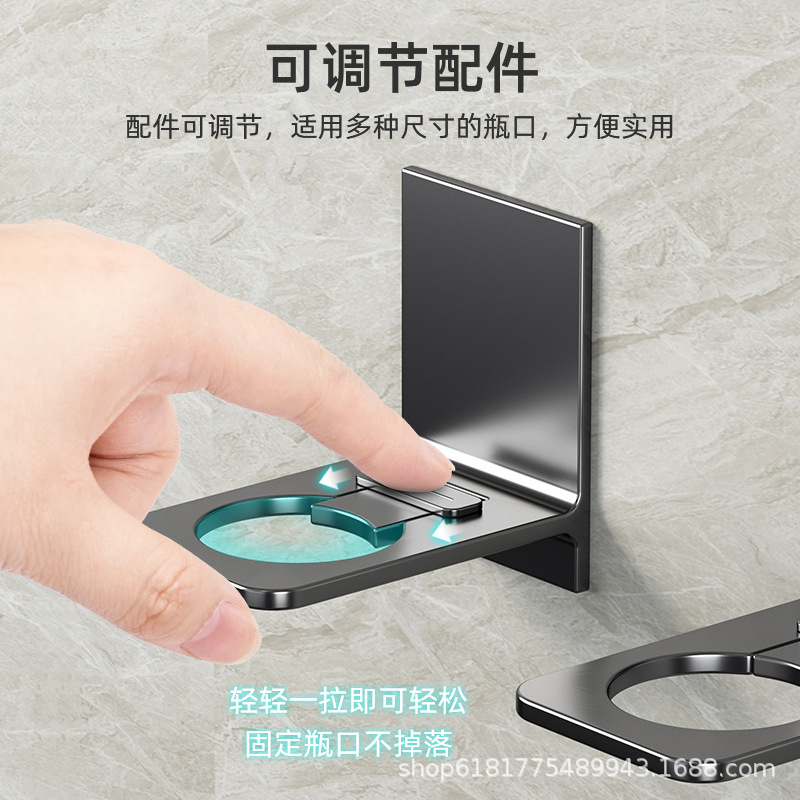 Phòng tắm có tường chống dầu gội với một nhà vệ sinh có tường được rửa và một ống rửa tay