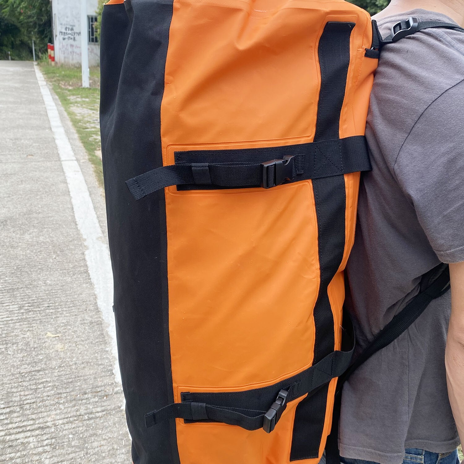 Motorcycle rides a large pack of backpacks, pvc outdoors, a mountain-riding sports kit and a fishing kit.