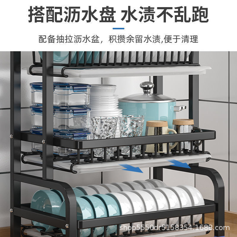 Một tô thức ăn với một kệ vải bạt, một kệ bếp với một bát đĩa đa mục đích.