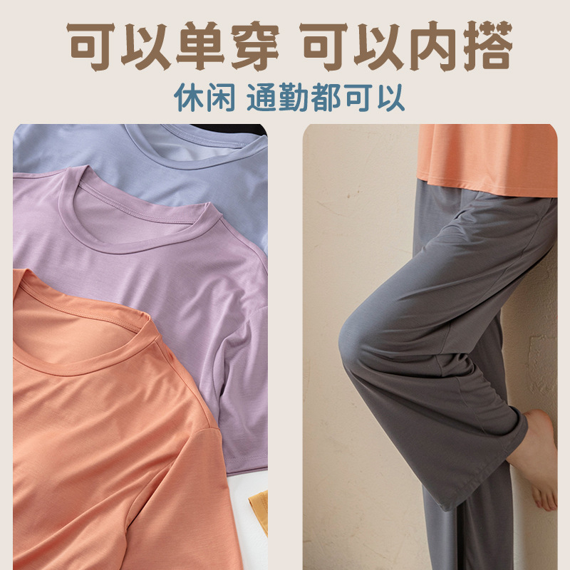 Một bộ đồ lông ngắn với một áo ngực và một áo ngực bình thường và một bộ đồ khỏa thân da người