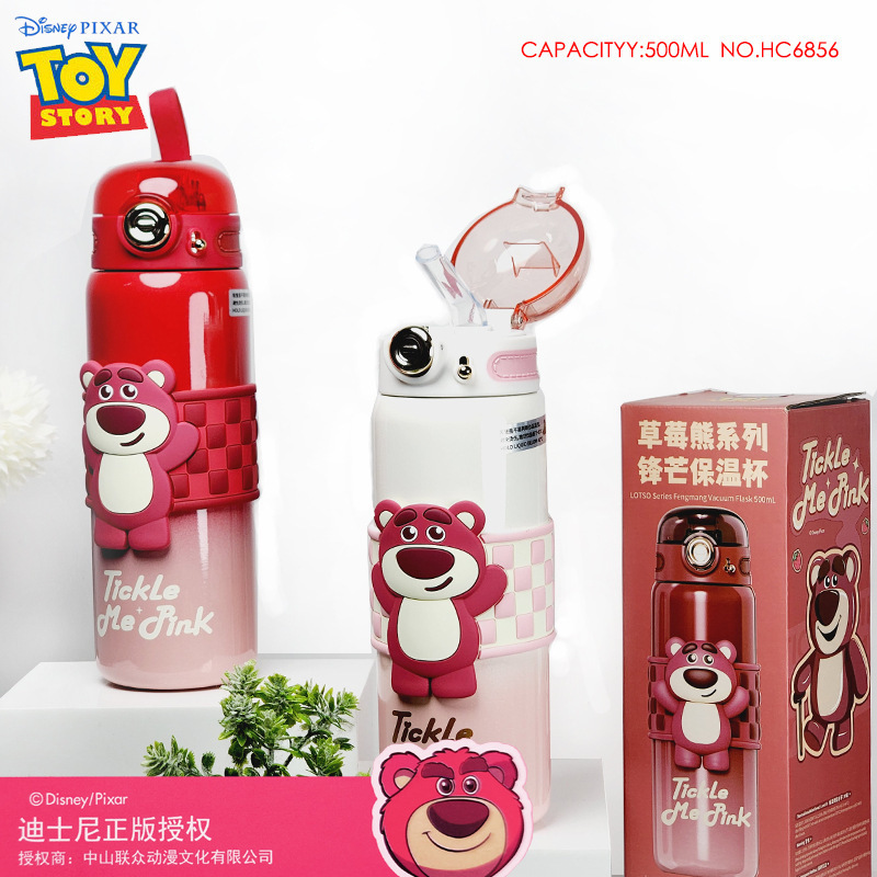 Chiếc cốc dâu tây nguyên thủy cho các cô gái với các sinh viên cúp thép không màu thưởng thức một cái nồi hoạt hình trẻ em dễ thương.