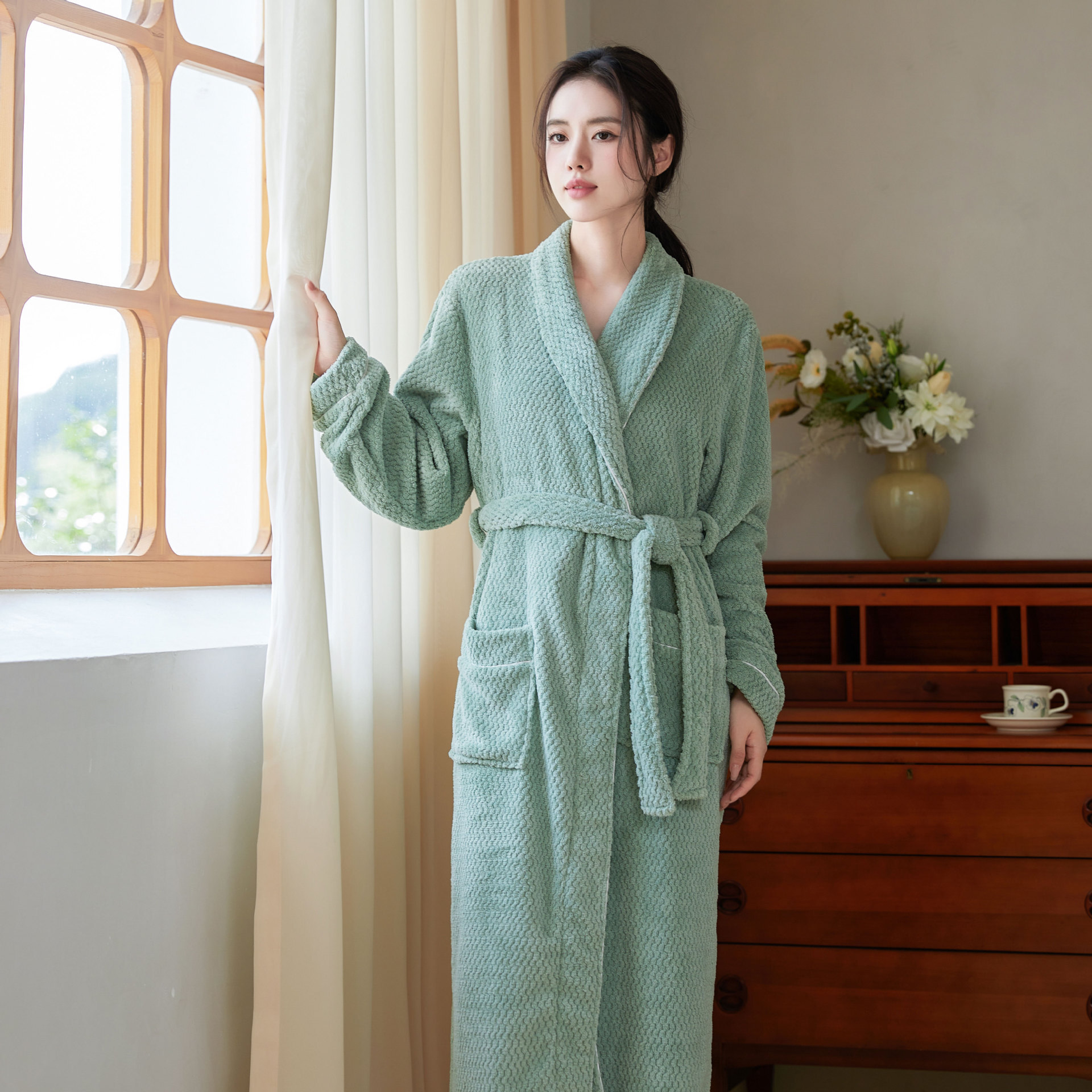 Người phụ nữ mặc áo choàng tắm.