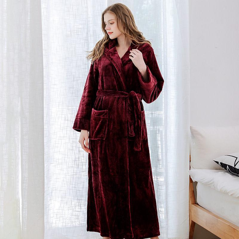 Áo choàng trùm đầu của bà Ozon với bộ đồ tắm khách sạn dày để giữ ấm.