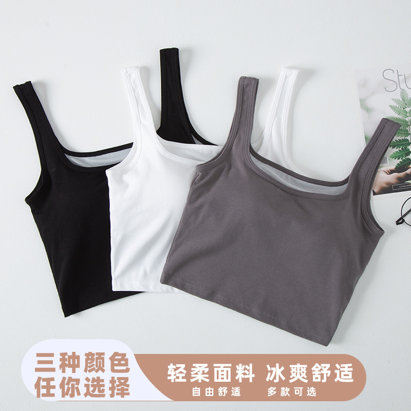 Cô ấy mặc áo sơ mi da sau lưng, phía ngoài ngực với một sợi dây da nóng.