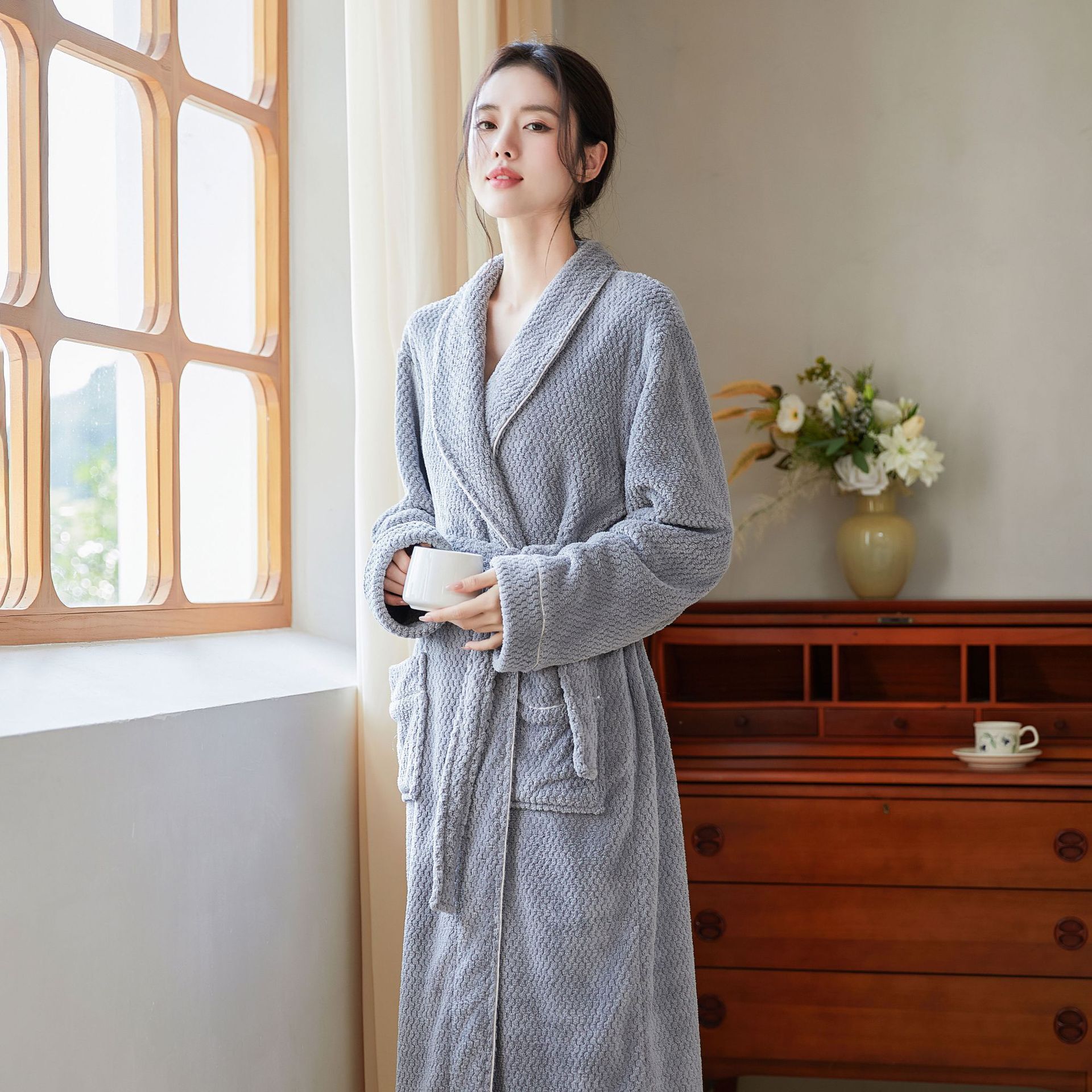 "Atumn và những chiếc áo len mũm mĩm dài ở nhà mùa đông và những chiếc áo choàng tắm ấm áp của phụ nữ mặc áo ngủ dài.
