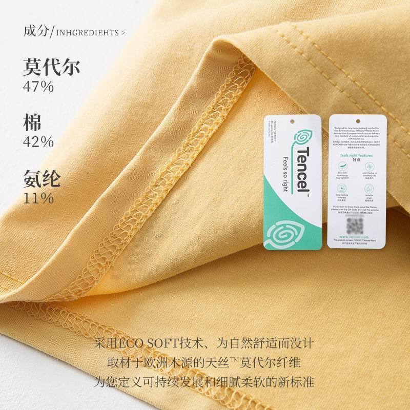Cô 2023 có áo vest trên ngực có áo ngực.
