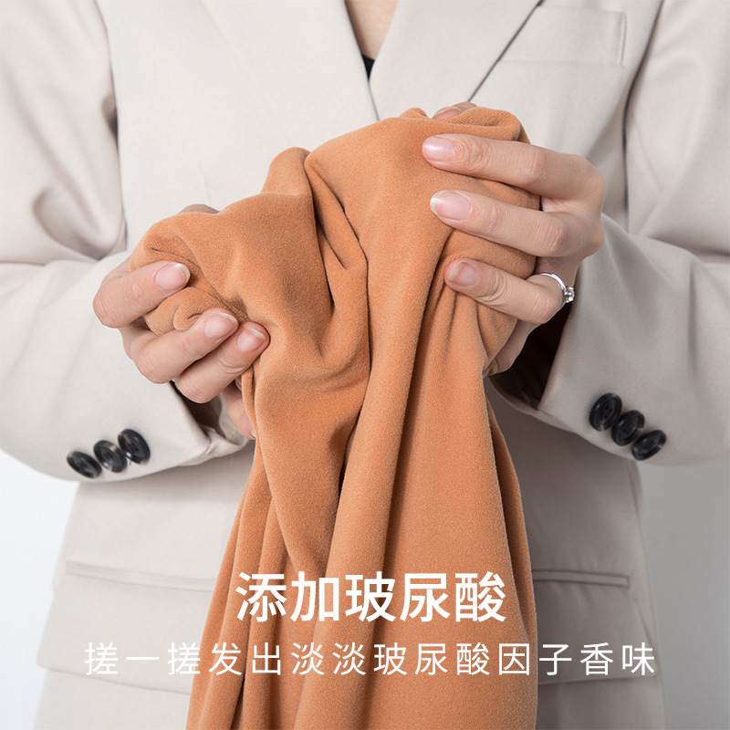 Một người đàn ông với một cổ áo cocomort với một lớp nhung dày và một lớp lông dài bảo vệ đầu gối.