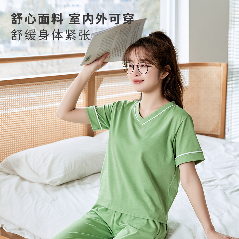 2023 tiếng kêu của mùa hè trong một cái áo ngủ bảy màu băng có thể mặc bên ngoài.