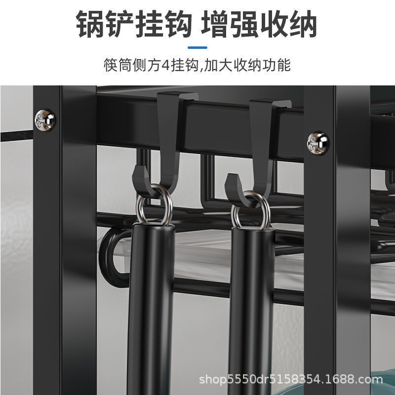 Một tô thức ăn với một kệ vải bạt, một kệ bếp với một bát đĩa đa mục đích.