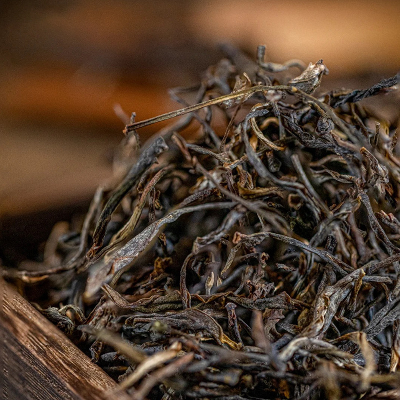 A gift from a family of 180 g-leaf teacakes.