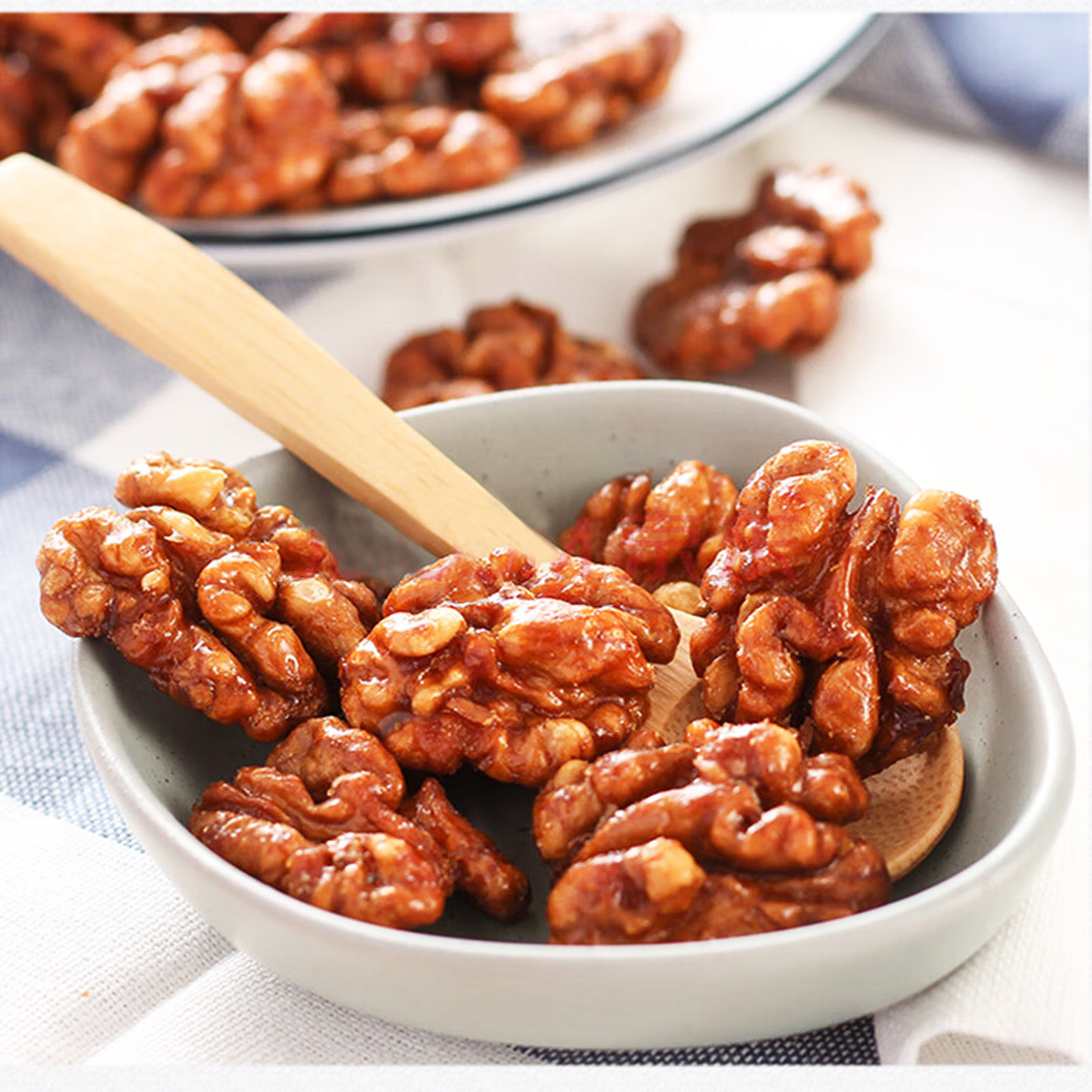 I'm not tired of eating a cut of nuts at the honey Amber walnut Renyunnan factory.