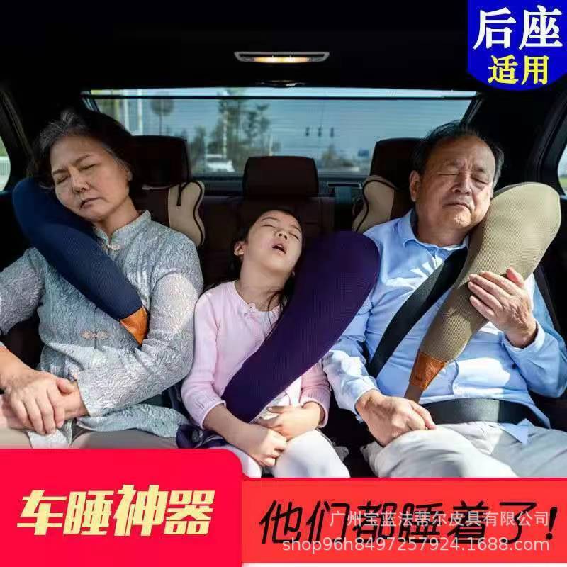 Những đứa trẻ ngủ trong xe ngủ ngủ trên gối và ý tưởng đi du lịch bằng xe điện ngầm