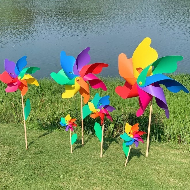 Woodstick 7-coloured windmill toy toy store to decorate the outdoors of the kindergarten.