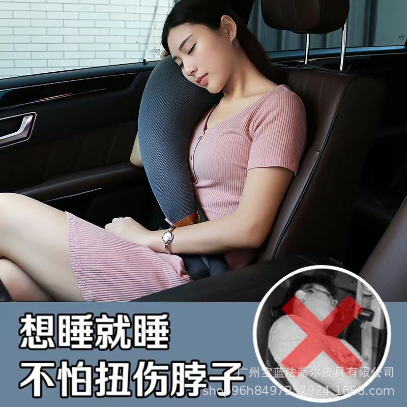 Những đứa trẻ ngủ trong xe ngủ ngủ trên gối và ý tưởng đi du lịch bằng xe điện ngầm