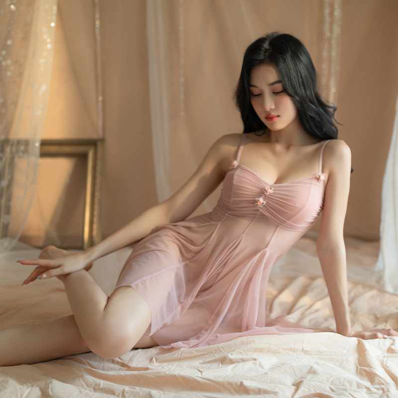 Cô gái mặc đồ lót chỉ muốn xem bộ váy nóng và sự thôi thúc nửa đêm để ngủ trong bộ váy mà không cần cởi ra một người thay thế.