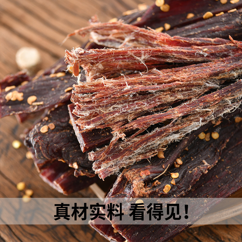 Thịt bò khô từ bàn tay khô gió khô khô khô khô khô khô khô khô của thịt bò khô.