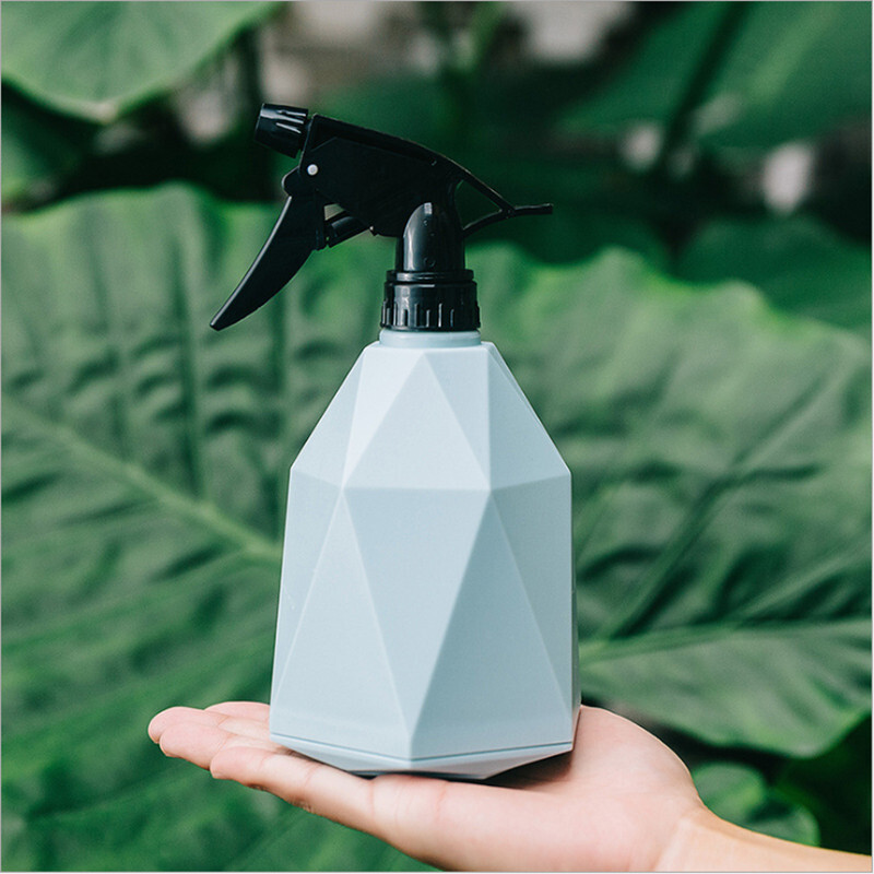 phun nước từ một bi-đông phun với một bình xịt thuốc xịt có mùi hôi