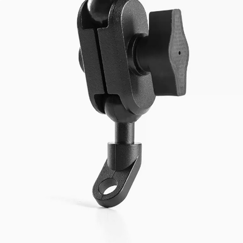 Một chiếc xe máy điện với đầu bóng cong ở dưới gương