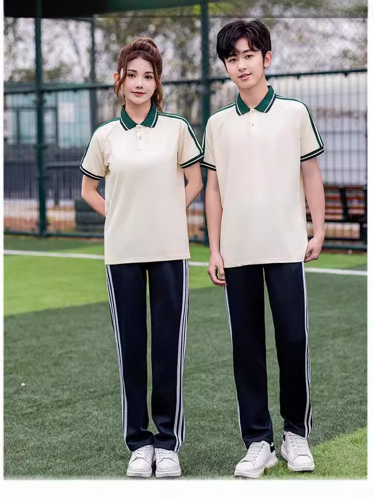 Nhóm sinh viên mới trong lĩnh vực mặc đồng phục trường học, đồng phục thể thao trong tay áo mùa hè cho nam và nữ, đồng phục học sinh ở trường trung học