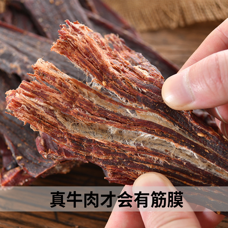 Thịt bò khô từ bàn tay khô gió khô khô khô khô khô khô khô khô của thịt bò khô.