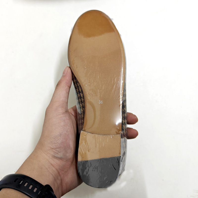 Những gói giày chống cháy có thể được dùng để đóng lại những đôi giày chống nước.