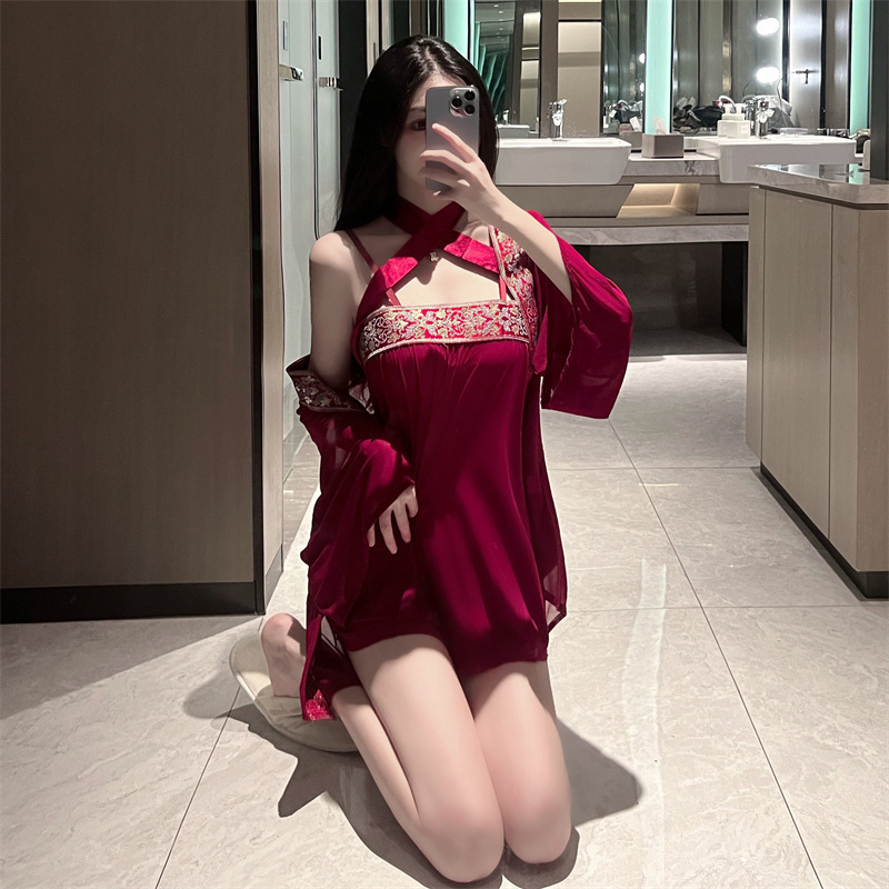 Ba cái quần lót sexy với một cái áo sơ mi đỏ và một cái áo sơ mi đỏ với một lời mỉa mai.
