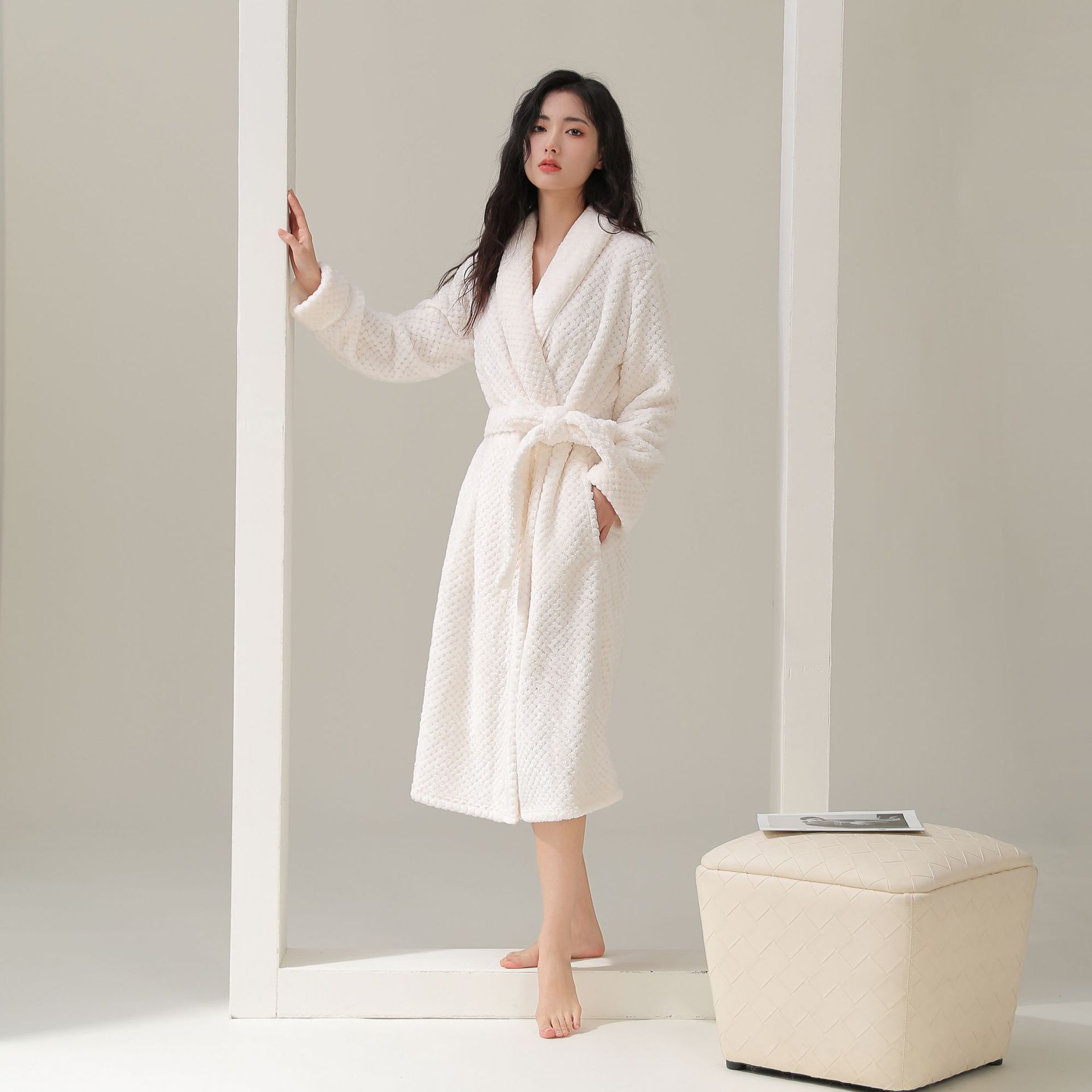 Những người phụ nữ của cặp đôi da san hô ngủ qua đêm vào mùa thu và mùa đông với pyjama dày hơn và áo choàng tắm.