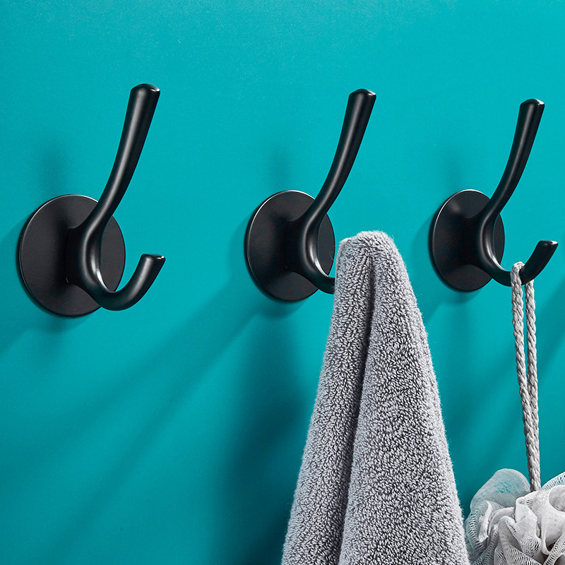 Những cái móc tưởng tượng trên tường phía sau tường bằng những cái móc dính chắc.