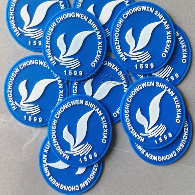 Supply of PVC branded PVC soft-tip-tip-coated rubber-coated shoes packaged with accessories labeled as water to be washed and distributed
