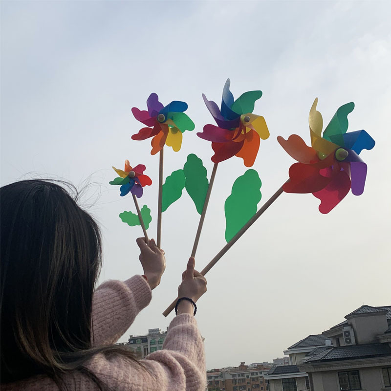 Woodstick 7-coloured windmill toy toy store to decorate the outdoors of the kindergarten.