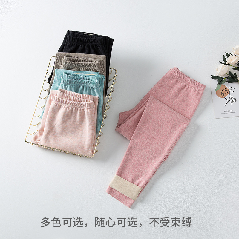 Cô Rusty-Dew, mặc một cái bàn ủi ấm áp bằng vải nhung với một cái kẹp trong mùa đông.