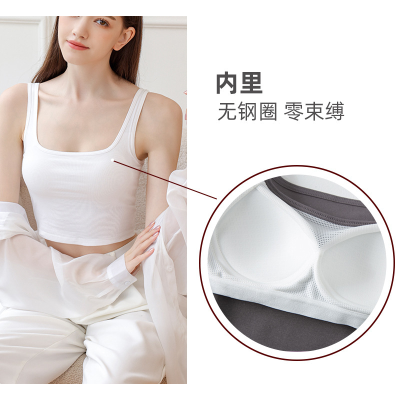 Cô ấy mặc áo sơ mi da sau lưng, phía ngoài ngực với một sợi dây da nóng.
