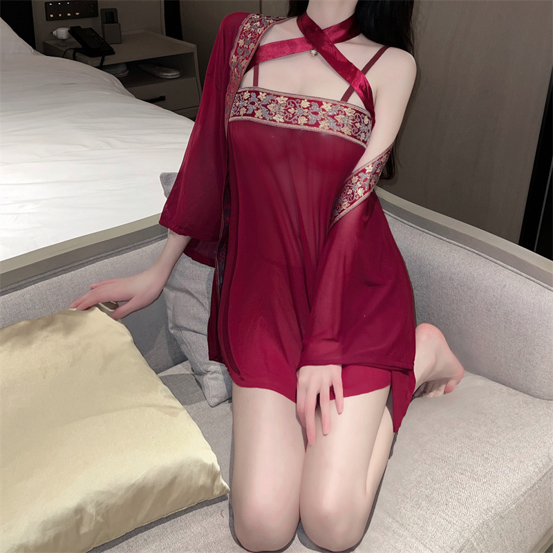 Ba cái quần lót sexy với một cái áo sơ mi đỏ và một cái áo sơ mi đỏ với một lời mỉa mai.