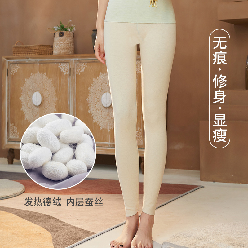 Cô Rusty-Dew, mặc một cái bàn ủi ấm áp bằng vải nhung với một cái kẹp trong mùa đông.