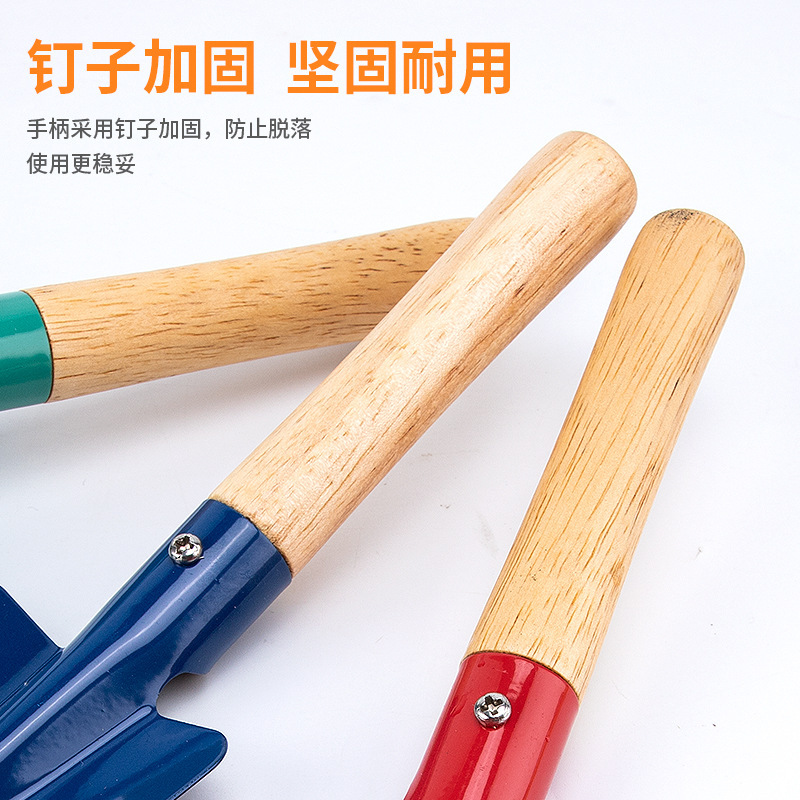 Những đứa trẻ ngoài khơi biển làm vườn cho vườn cây trồng trồng vườn được cung cấp xẻng