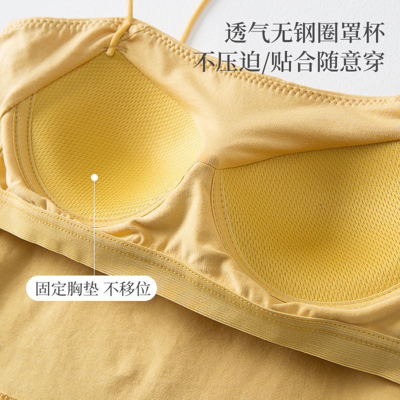 Cô 2023 có áo vest trên ngực có áo ngực.