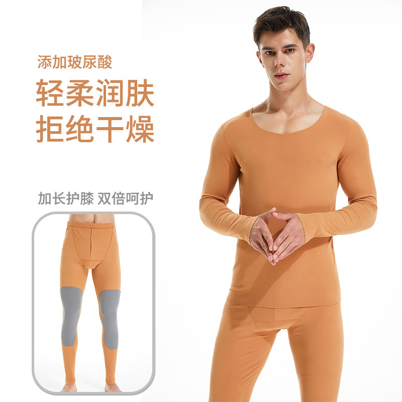 Một người đàn ông với một cổ áo cocomort với một lớp nhung dày và một lớp lông dài bảo vệ đầu gối.
