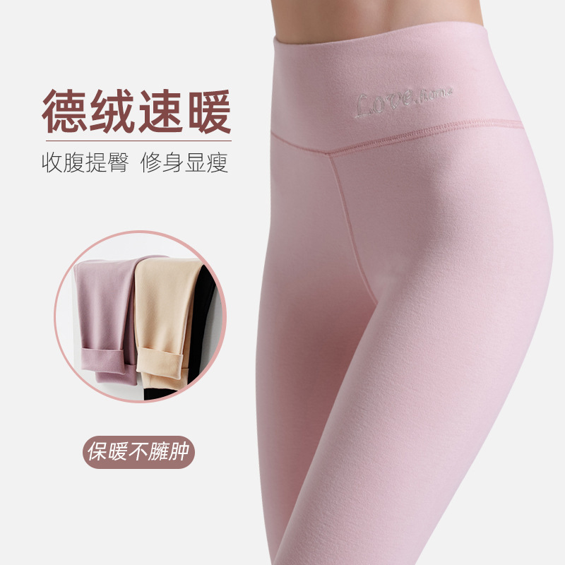 Người phụ nữ với những chiếc khăn len nhung với hai mặt của hai bông cỏ dại và vải bông ở phía sau và những bông cỏ dại không có một vết trầy xước.